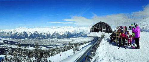 建在半山腰的木蘭纜車站可直達(dá)雪朗峰頂，讓游客近窺天堂